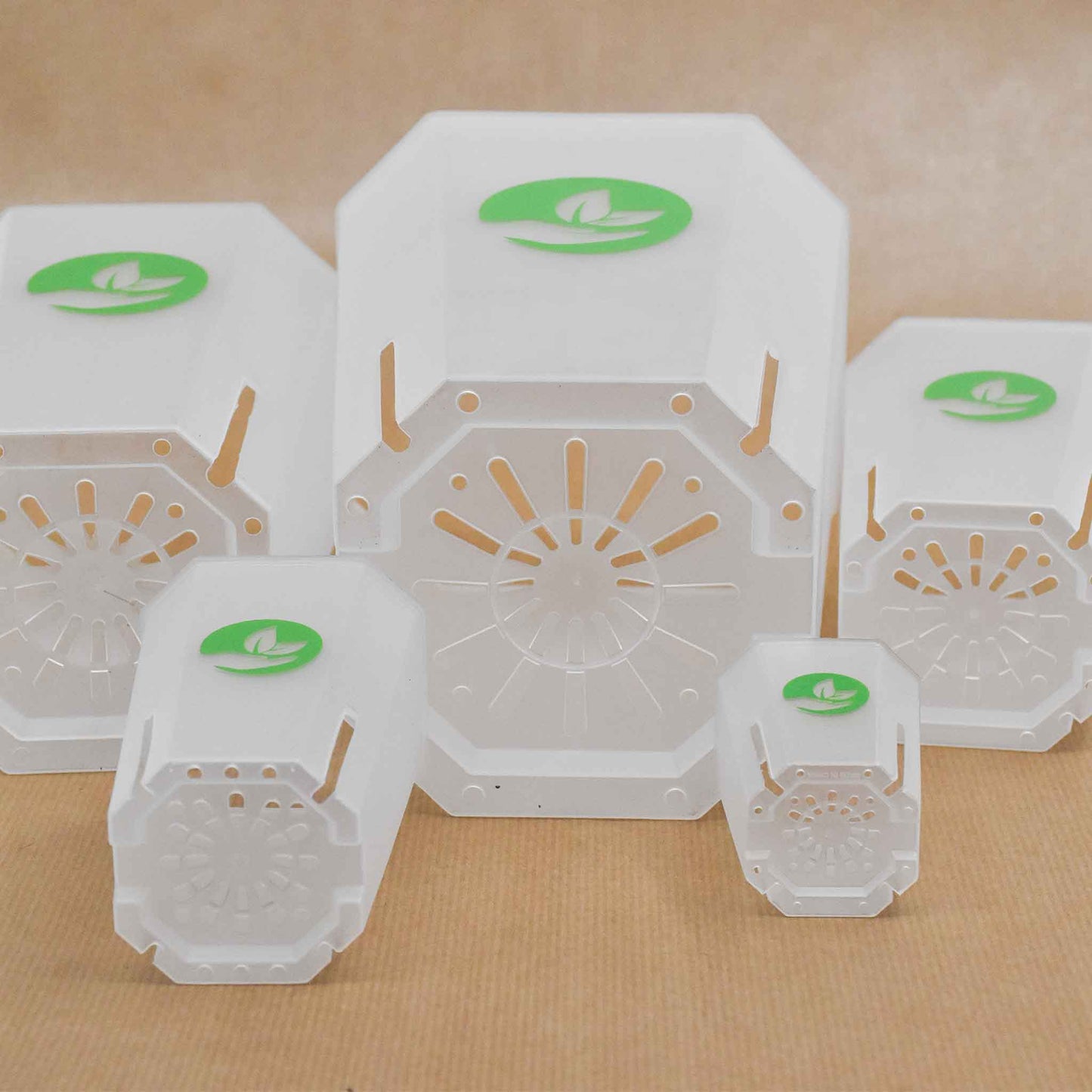 Neliönmuotoiset läpinäkyvät kasviruukut