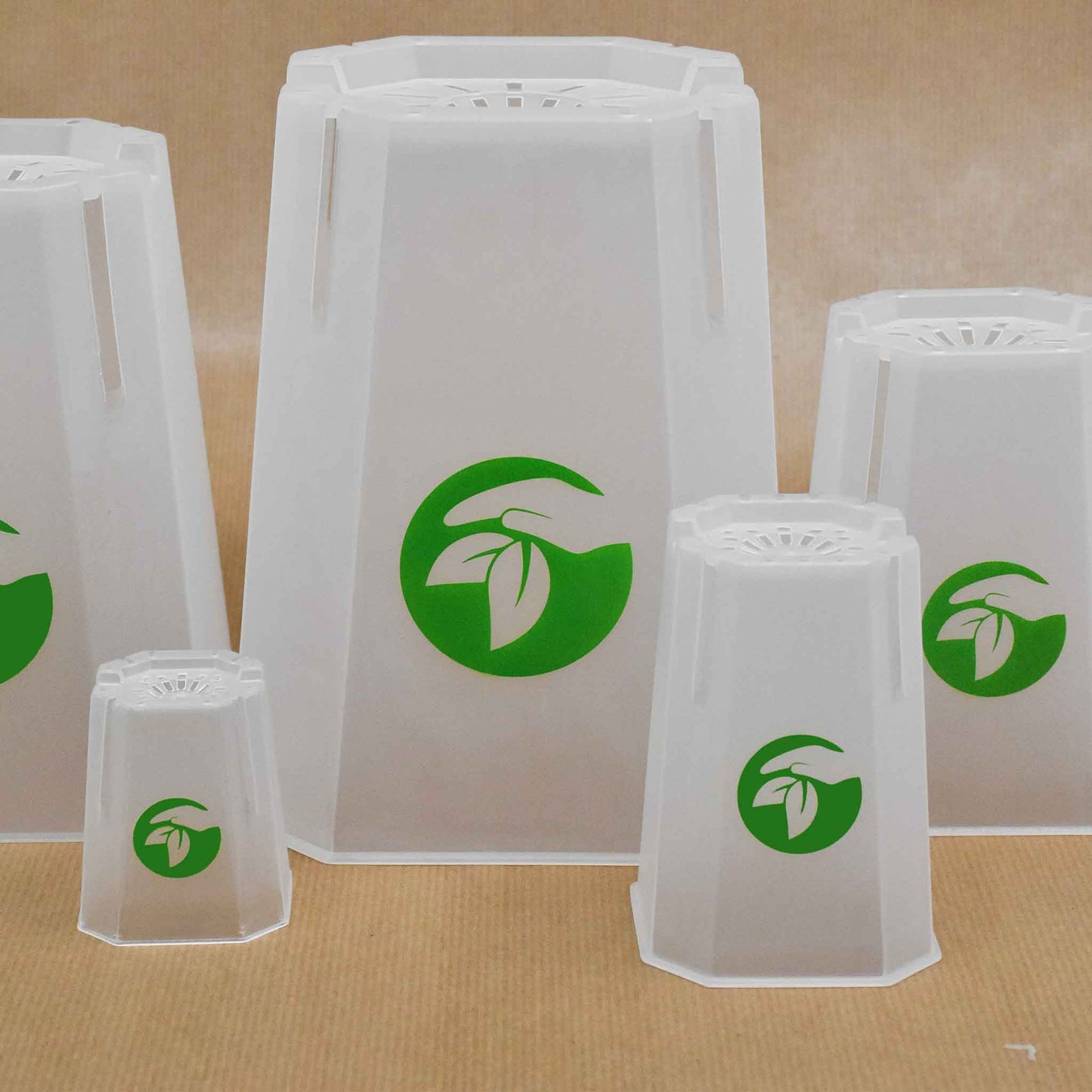 Neliönmuotoiset läpinäkyvät kasviruukut