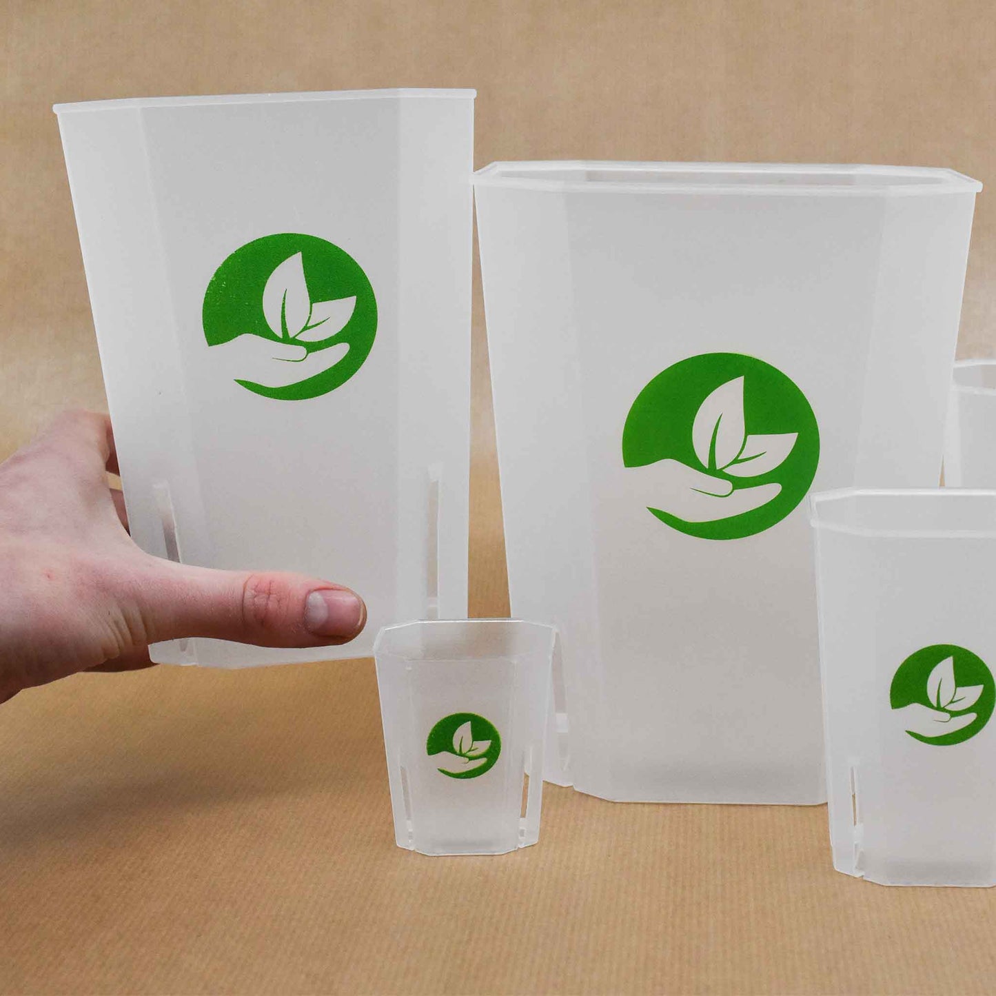 Neliönmuotoiset läpinäkyvät kasviruukut